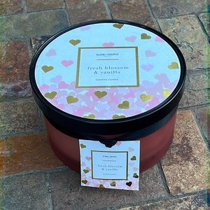 Fresh blossom & vanilla scented candle